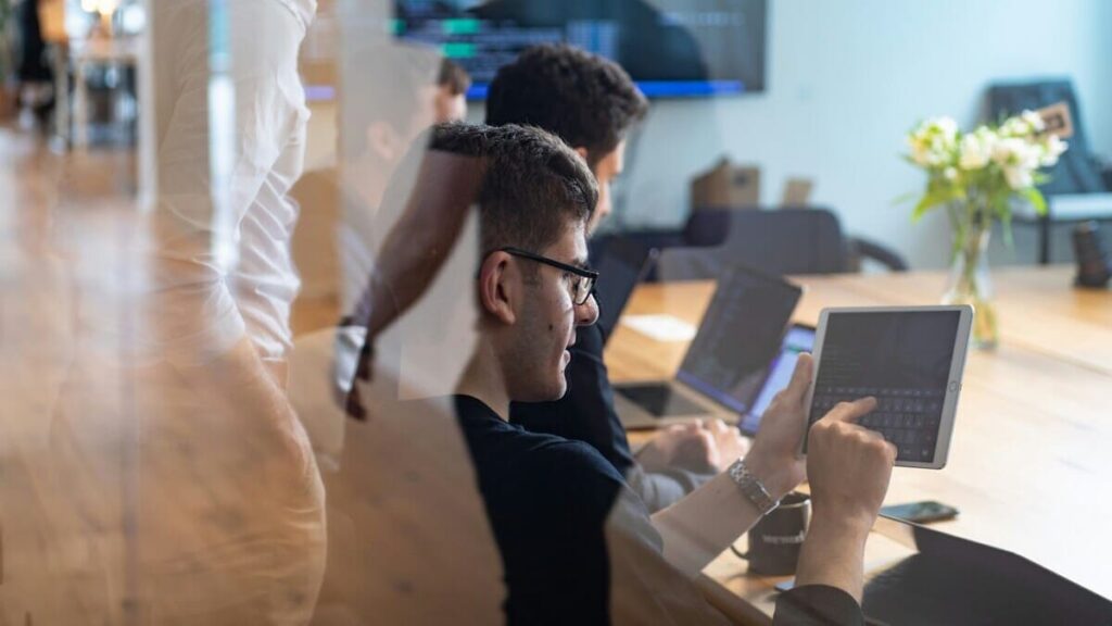 Abogado emprendedor utilizando tecnología Legal Tech en un entorno digital