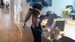 Abogado emprendedor utilizando tecnología Legal Tech en un entorno digital